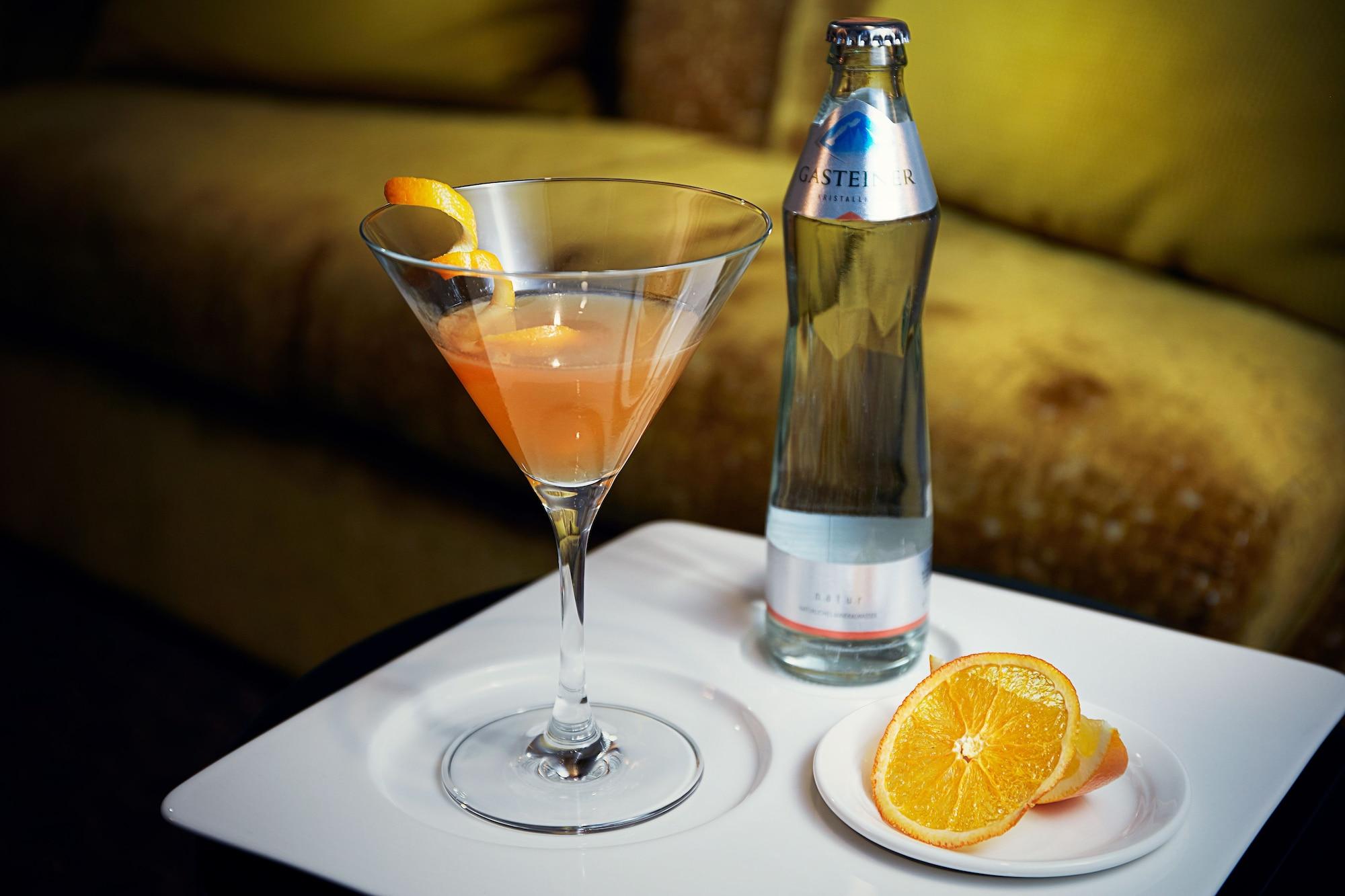 Cosmopolitan Hotel Prag Eksteriør billede A bottle of S.P.L.